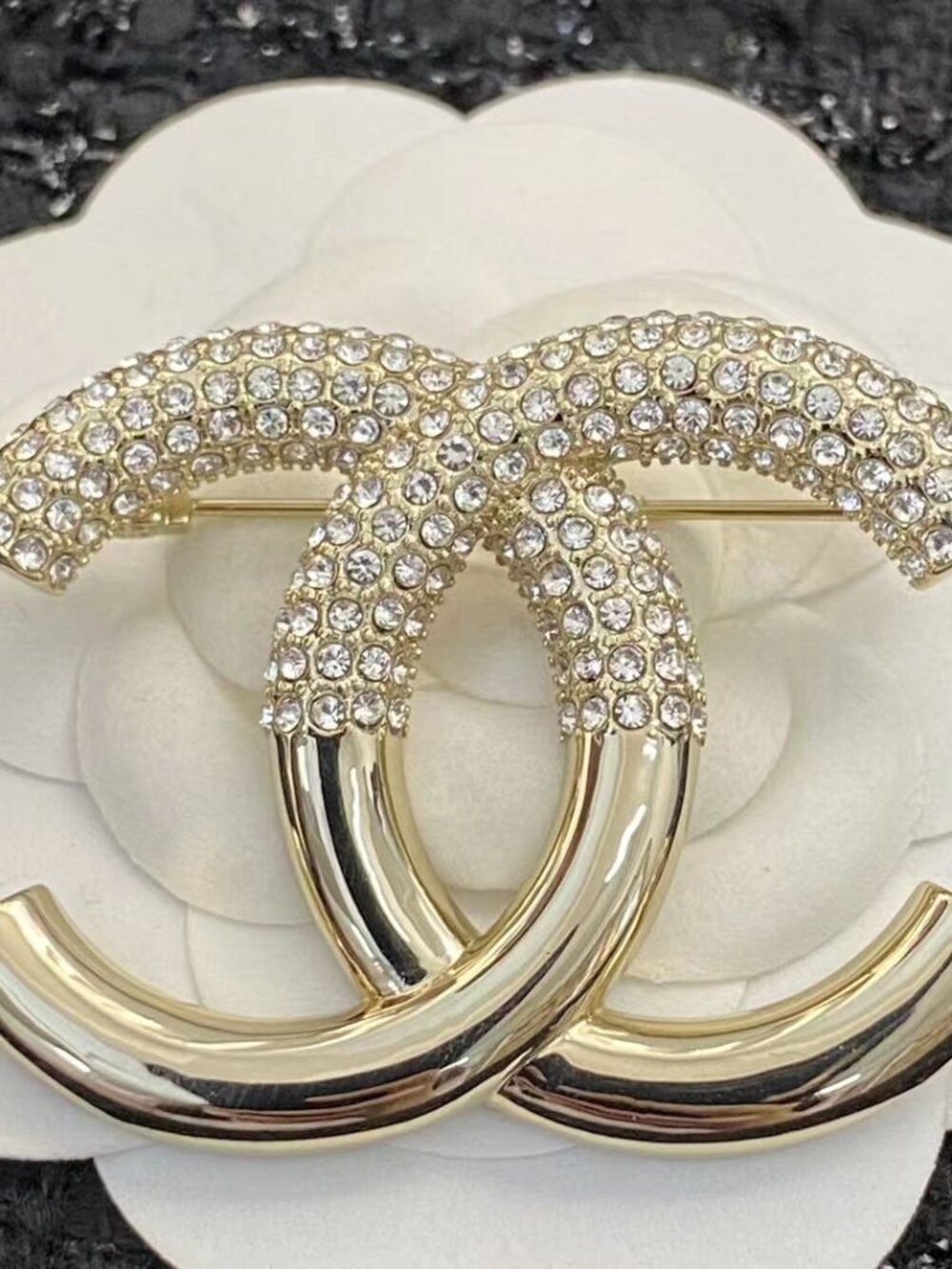 💕Chanel Half-Diamond Large Double-C Brooch - Picture 4 of 10